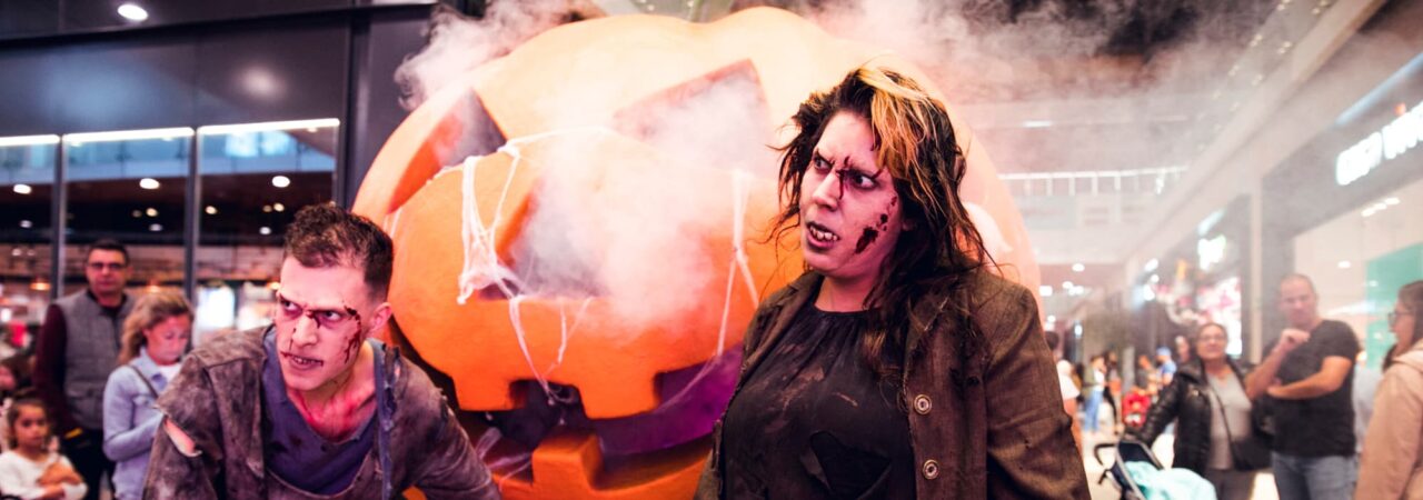 Eventos especiales de Halloween con decoraciones, juegos y experiencias de terror en centros comerciales