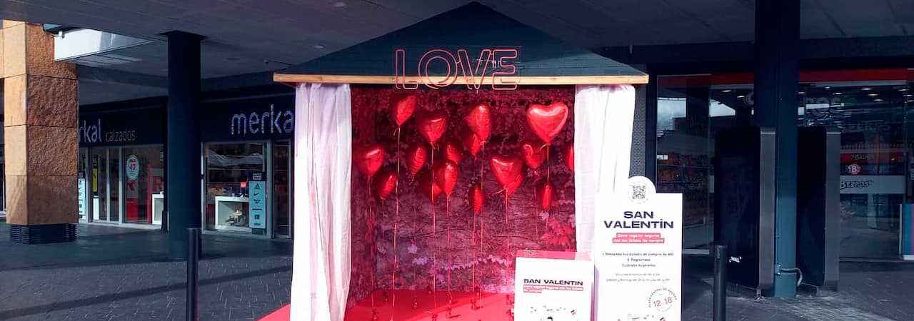 Acción promocional El amor te hace flotar con globos de corazones en el Centro Comercial Nassica de Getafe