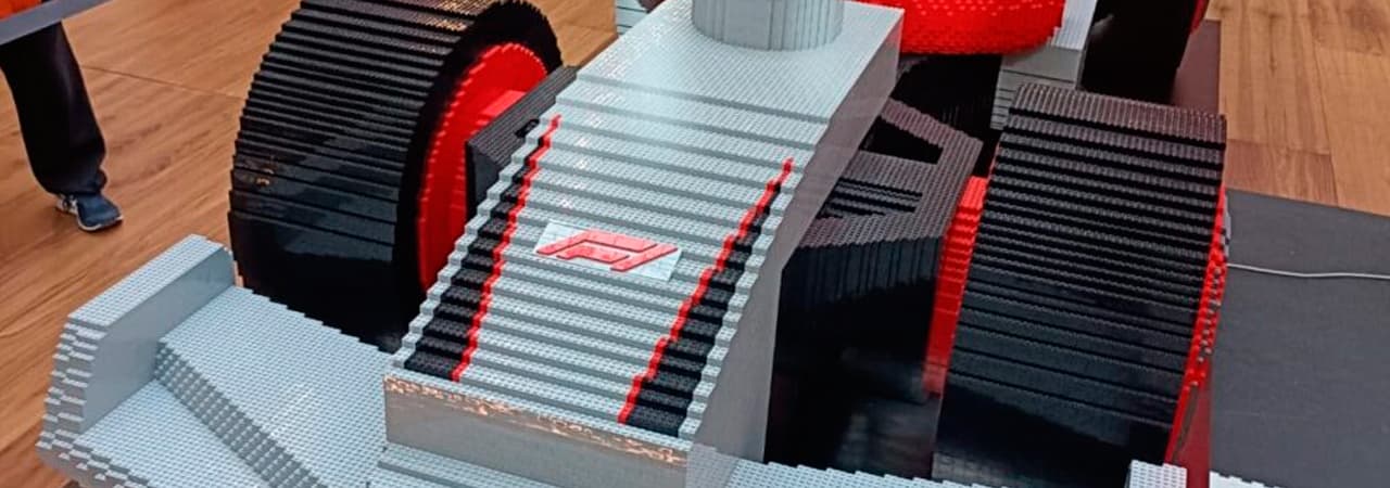 Pista de Scalextric de 38 metros con figuras de Fórmula 1 de LEGO en el Centro Comercial Diagonal Mar de Barcelona