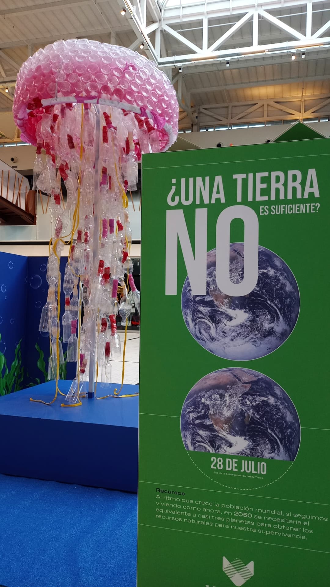 Centro Comercial Valle Real – Una Tierra, no dos Centro Comercial Valle Real - Actividad medioambiental con medusa gigante